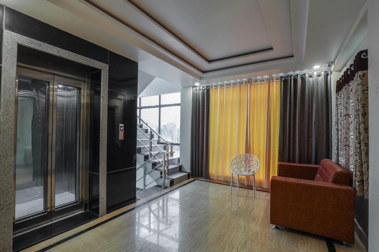 Oyo 16155 Hotel Dcm Grand Vijayawāda 外观 照片